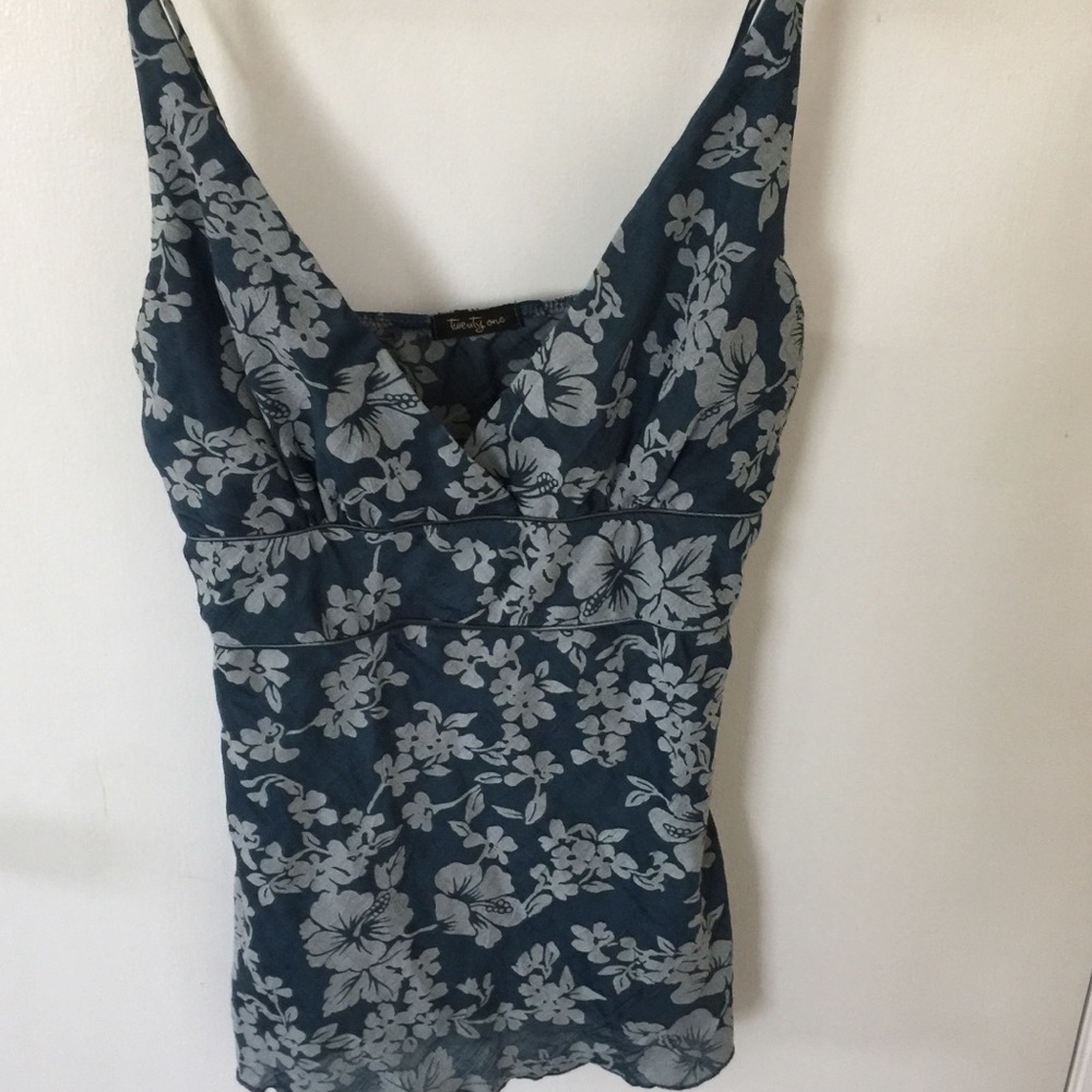 Flowy Floral Tank - Picture 2 of 4